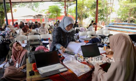 Warga mengikuti kegiatan bimbingan teknis sertifikasi halal di RPTRA Asoka, Jakarta, Senin (18/9/2023). Suku Dinas Perindustrian, Perdagangan, Koperasi Usaha Kecil dan Menengah (PPKUKM) Jakarta Selelatan bekerjasama dengan Lembaga Pengkajian Pangan, Obat-obatan dan Kosmetika (LPPOM) Majelis Ulama Indonesia menggelar kegiatan bimtek sertifikasi halal secara gratis untuk pelaku UMKM khusus produk makanan dan minuman yang nantinya akan diverifikasi oleh lembaga pemeriksa halal sebelum mendapatkan sertifikat halal. Program tersebut digelar di seluruh wilayah DKI Jakarta dengan target sebanyak 3.000 pelaku UMKM mendapatkan sertifikat halal di 2023. Mengingat, Pemerintah akan mewajibkan semua produk yang beredar dan diperdagangkan di Indonesia harus memiliki sertifikasi halal pada tahun 2024 sesuai dengan Undang-Undang Nomor 33 Tahun 2014 tentang Jaminan Produk Halal.