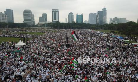 Thousands of citizens participated in the Peace Action of the Indonesian People's Alliance for Palestine in Monas, Jakarta, Sunday (5/11/2023). The rally denounced Israeli attacks on Palestinians.