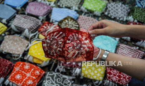 Masker motif batik bergambarkan virus Corona di Batik Komar, Bandung, Jawa Barat, Senin (11/5/2020). 