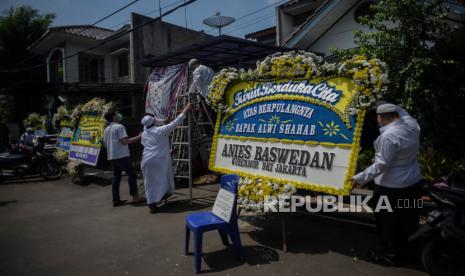 Suasana rumah duka wartawan senior Republika, Habib Alwi Saleh Shahab di Perumahan Balekambang Asri, Kramat Jati, Jakarta Timur, Kamis (17/9).