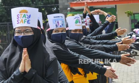 Sejumlah mahasiswi Politeknik Kesehatan Jakarta III bertepuk tangan selama 56 detik dengan koreografi di Jatiwarna, Bekasi, Jawa Barat, Kamis (12/11/2020). Kegiatan tersebut merupakan bentuk apresiasi terhadap tenaga medis yang berjuang selama pandemi COVID-19.