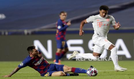 Lionel Messi (kiri) dari Barcelona beraksi melawan Serge Gnabry dari Bayern Munich selama pertandingan perempat final Liga Champions UEFA antara Barcelona dan Bayern Munich di Lisbon, Portugal, 14 Agustus 2020.