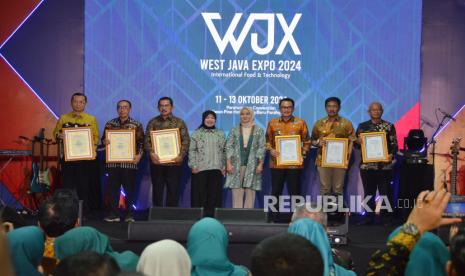 Pemberian penghargaan-penghargaan kepada kabupaten/kota saat acara West Java Expo (WJX) 2024 International Food and Thecnology, di Mason Pine Hoel, Kota Baru Parahyangan, Padalarang, Kabupaten Bandung Barat, Jumat (11/10/2024). Kegiatan WJX bertujuan untuk mempertemukan produsen makanan dengan pembeli dalam skala besar dan berkelanjutan. Acara yang diikuti 200 pengusaha produk makanan dari 25 kabupaten/kota di Jawa Barat ini berlangsung dari tanggal 11-13 Oktober 2024.