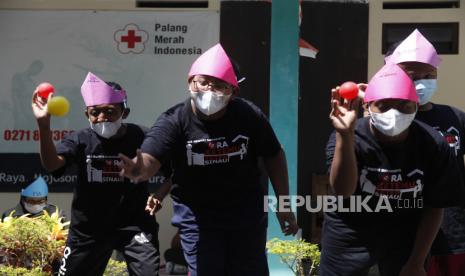 Sejumlah siswa penyandang disabilitas tuna grahita mengikuti olahraga inklusi saat pelatihan di Griya PMI Peduli Solo, Jawa Tengah, Rabu (8/9/2021). Pelatihan yang tersebut digelar untuk mengajarkan perilaku hidup bersih, pertolongan pertama pada kecelakaan, kesiapsiagaan bencana, kesehatan reproduksi, nilai-nilai sosial dan kepemimpinan kepada siswa. 