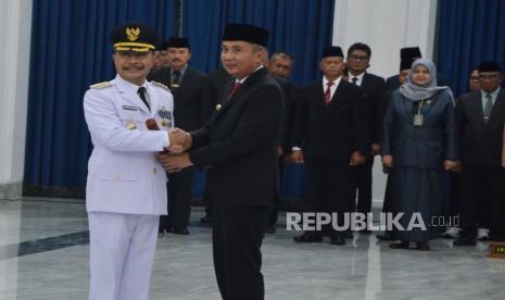 Pelantikan Barnas Adjidin sebagai Penjabat (Pj) Bupati Garut oleh Pj Gubernur Jawa Barat Bey Machmudin, di Aula Barat Gedung Sate, Kota Bandung, Selasa (23/1/2024). Barnas Adjidin sendiri merupakan Sekretaris DPRD Jawa Barat. Barnas dilantik sebagai Pj Bupati Garut menggantikan Rudy Gunawan dan Helmi Budiman sebagai Bupati dan Wakil Bupati Garut periode 2019-2024 yang masa jabatannya telah berakhir. Bey mengingatkan Barnas untuk menjamin netralitas ASN dan TNI Polri dalam pelaksanaan Pemilu 2024, serta mengantisipasi potensi bencana alam di Garut.