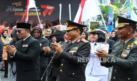 Gubernur Jawa Barat Ridwan Kamil besama Kapolda Jawa Barat Irjen Pol Akhmad Wiyagus saat acara peringatan Hari Bhayangkara ke-77 yang digelar Polda Jawa Barat.