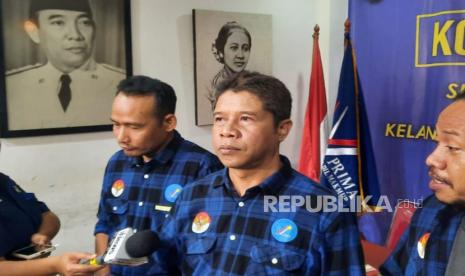 Sekretaris Jenderal Prima Dominggus Oktavianus (tengah) ketika diwawancarai awak media di kantornya, Cempaka Putih, Jakarta Pusat, Selasa (21/3/2023). 