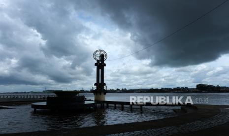 Suasana di kawasan Taman Alun-Alun Kapuas yang diselimuti awan gelap dan cuaca mendung di Pontianak, Kalimantan Barat.