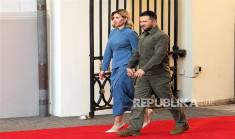 Presiden Ukraina Volodymyr Zelenskyy bersama istri Olena Zelenska di sela pertemuan NATO di Vilnius, Lithuanian, Selasa (11/7/2023)