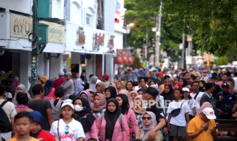 Wisatawan menghabiskan waktu di jalur pedesterian Malioboro, Yogyakarta.