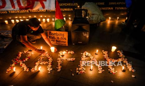 Dua aktivis yang tergabung dalam Solidaritas Seni untuk Palestina menyalakan lilin saat aksi Hari Berkabung Internasional untuk Palestina di Monumen Solidaritas Asia Afrika, Bandung, Jawa Barat, Rabu (29/5/2024). Mereka mengecam tindakan Israel yang menghancurkan tenda pengungsi di Rafah, Palestina pada 26 Mei lalu dan mengusulkan kepada pemerintah untuk memperingati 26 Mei sebagai Hari Berkabung Internasional untuk Palestina. 