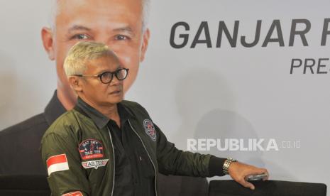 Ketua Tim Penjadwalan TPN Ganjar-Mahfud Aria Bima bersiap memberikan keterangan terkait persiapan kampanye akbar pasalon Ganjar-Mahfud di Media Lounge TPN, Jakarta, Selasa (30/1/2024). Pasangan Ganjar Pranowo - Mahfud Md akan menggelar kampanye akbar dalam bentuk konser Salam Metal di Stadion Utama Gelora Bung Karno (SUGBK) pada Sabtu (3/2/2024). Konser Salam Metal digagas atas buah hasil keinginan atau kehendak rakyat. Hal ini selaras dengan tema dari kampanye akbar pasangan calon nomor urut tiga, Ganjar-Mahfud yaitu Hajatan Rakyat.