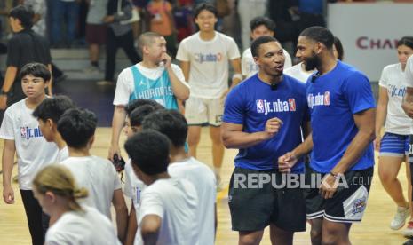 Pemain NBA dari tim Charlotte Hornets Grant Williams (kedua kanan) dan Marques Bolden (kanan) memberikan pelatihan bola basket kepada pelajar di Gor Soemantri, Jakarta, Sabtu (1/6/2024). Program pelatihan tersebut diperuntukan bagi pelajar yang telah diseleksi oleh tim Jr NBA untuk mengasah potensi anak terhadap olahraga bola basket juga sebagai upaya mengembangkan olahraga basket di Indonesia, kegiatan tersebut merupakan rangkaian perayaan 10 tahun Jr NBA di Indonesia.