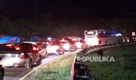 Kondisi arus balik di jalur Gentong, Ahad (23/4/2023) malam. Polisi mengevakuasi seorang penumpang kesakitan saat terjebak macet di Gentong, Jabar.