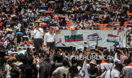 Pasangan Calon Presiden dan Calon Wakil Presiden nomor urut 1 Anies Baswedan dan Muhaimin Iskandar menyampaikan orasi politik saat kampanye akbar di Jakarta International Stadium, Jakarta, Sabtu (10/2/2024). Kampanye akbar bertajuk Bersatu, Berani, Berubah yang merupakan rangkaian kampanye terakhir sebelum masa tenang Pilpres 2024 tersebut dihadiri oleh ratusan ribu simpatisan dari berbagai daerah.