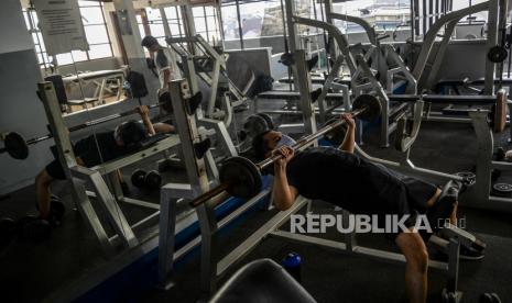 Sejumlah warga melakukan aktivitas olahraga di salah satu pusat kebugaran di kawasan Tebet, Jakarta, Kamis (27/8). Pemerintah Provinsi DKI Jakarta memperbolehkan pusat kebugaran untuk beroperasi kembali pada masa PSBB transisi dengan syarat, kapasitas 50 persen dan tibak membuka kelas atau pelatihan bersama dengan ruang kelas yang intensitas pertemuannya tinggi. 