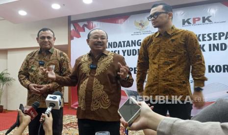 Ketua KPK Firli Bahuri, Ketua KY Prof Amzulian Rifai, dan Juru Bicara KY Miko Ginting merespons pertanyaan awak media usai penandatanganan kerjasama di kantor KY pada Kamis (24/8/2023). 