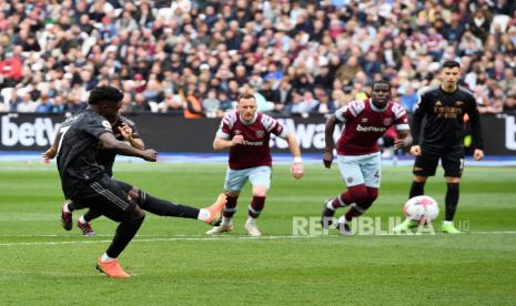 Bukayo Saka dari Arsenal melewatkan peluang mencetak gol dari titik penalti saat pertandingan sepak bola Liga Inggris antara West Ham United dan Arsenal London di London, Inggris, Ahad (16/4/2023).