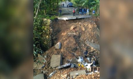 Warga Desa Sukamukti Purwakarta Terisolasi Akibat Jembatan Ambruk