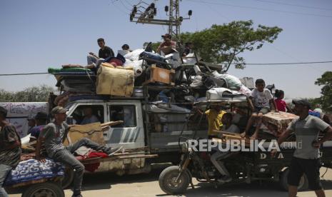 Warga Palestina tiba di kota Khan Younis di Gaza Selatan setelah melarikan diri dari serangan darat dan udara Israel di area Rafah, Jumat (28/6/2024).