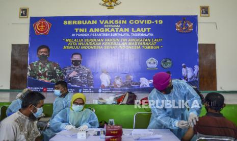 Tenaga kesehatan TNI menyuntikkan vaksin COVID-19 kepada warga saat serbuan vaksinasi COVID-19 bersama TNI Angkatan Laut di Pondok Pesantren Suryalaya, Kabupaten Tasikmalaya, Jawa Barat, Jumat (3/9/2021). Data Satgas COVID-19 Jawa Barat menyebutkan penyuntikan vaksinasi di Jawa Barat sudah mencapai 420 ribu dosis per hari dengan total target pada Desember 2021 mendatang sebanyak 37 juta jiwa. 