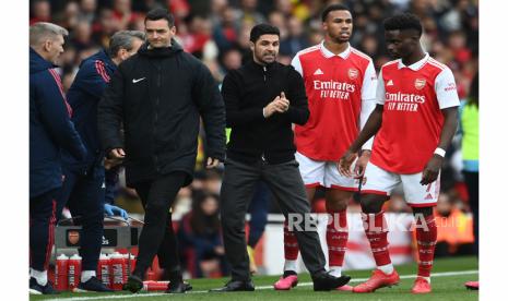 Pelatih Arsenal Mikel Arteta (tengah) bereaksi saat pertandingan sepak bola Liga Inggris antara Arsenal FC dan Crystal Palace di London, Inggris, (19/3/2023).