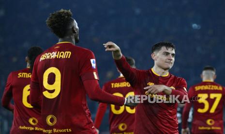  Pemain Roma Paulo Dybala (kanan) merayakan setelah mencetak gol kedua dan poin ke rekan setimnya Tammy Abraham (kiri) pada pertandingan sepak bola Serie A Italia antara AS Roma dan Fiorentina, di Stadion Olimpiade, di Roma, Ahad, 15 Januari 2023.