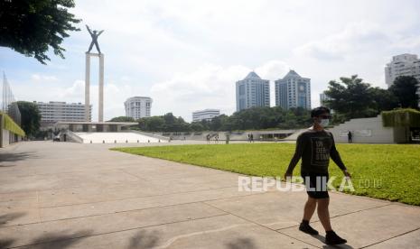 Sejumlah warga beraktivitas di Taman Lapangan Banteng, Jakarta, Ahad (14/3). Pemprov DKI Jakarta kembali membuka 24 Taman Kota dan Taman Margasatwa Ragunan serta tiga taman Hutan Kota salah satunya Taman Lapangan Banteng di tengah pemberlakuan pembatasan kegiatan masyarakat (PPKM). Taman-taman tersebut dibuka dengan diikuti penerapan protokol kesehatan untuk mencegah penularan COVID-19, seperti pengukuran suhu tubuh, pembatasan jumlah pengunjung, penggunaan masker, dan mewajibkan pengunjung untuk cuci tangan.Prayogi/Republika