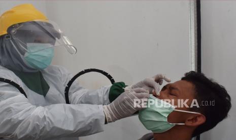 Calon penumpang menjalani tes cepat (rapid test) Antigen COVID-19 di Stasiun Kereta Api (KA) Madiun, Jawa Timur. Pemerintah Kabupaten Madiun, Jawa Timur mencatat tambahan 15 kasus baru terkonfirmasi positif pada Selasa 29 Desember 2020 sehingga jumlah pasien COVID-19 di wilayah setempat meningkat menjadi 373 orang dari sebelumnya 358 orang.