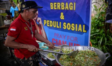 Relawan menyiapkan hidangan makan malam untuk pemgungsi korban gempa Cianjur di posko relawan Kecamatan Cugenang, Kabupaten Cianjur, Jawa Barat, Jumat (25/11/2022). Dalam satu hari mereka mendistribusikan makanan sebanyak 3000 porsi yang dibagikan ke beberapa titik posko pengungsi di Kecamatan Cugenang. Republika/Thoudy Badai