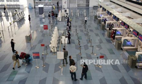 Jepang Terapkan Keadaan Darurat untuk Tokyo Mulai 25 April. Petugas menunggu para penumpang untuk melakukan check-in di Bandara Internasional Haneda di Tokyo,Jepang,Kamis (14/1). Perdana Menteri Yoshihide Suga mengatakan larangan masuk ke Jepang akan berlaku untuk semua warga negara asing non-residen mulai dari 14 Januari hingga 07 Februari hal itu sebagai tindakan pencegahan dan peningkatan besar kasus Covid-19EPA-EFE / FRANCK ROBICHON 