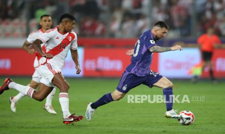 Bintang timnas Argentina Lionel Messi (kanan) menggiring bola dalam laga vs Peru di babak kualifikasi Piala Dunia 2026, Rabu (18/10/2023) pagi WIB. 