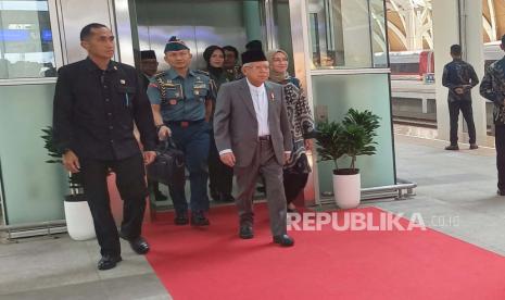 Wakil Presiden (Wapres) KH Maruf Amin untuk pertama kalinya menjajal Kereta Cepat Whoosh saat hendak melakukan kunjungan kerja ke Bandung, Jawa Barat, Kamis (16/11/2023). 