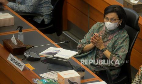 Menteri Keuangan Sri Mulyani mengikuti rapat kerja dengan Badan Anggaran (Banggar) DPR di Kompleks Parlemen, Senayan, Jakarta, Kamis (19/5/2022). Pemerintah menargetkan defisit anggaran pendapatan dan belanja negara (APBN) antara 2,61 persen sampai tiga persen pada tahun depan. 