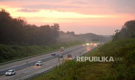 Kendaraan pemudik saat arus balik terpantau lancar di Jalan Tol Kalikangkung, Semarang, Jawa Tengah. PT Jasa Marga memperpanjang rekayasa lalu lintas sistem satu arah atau one way di Tol Jakarta-Semarang arah barat seiring lalu lintas arus balik yang masih cukup tinggi.