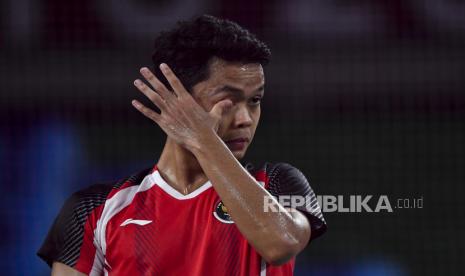 Pebulu tangkis tunggal putra Indonesia Anthony Sinisuka Ginting mengusap matanya saat melawan tunggal putra China Chen Long dalam semifinal Olimpiade Tokyo 2020 di Musashino Forest Sport Plaza, Tokyo, Jepang, Ahad (1/8/2021). Anthony Sinisuka Ginting gagal melaju final setelah kalah 16-21, 11-21. Ia akan menghadapi Kevin Cordon dari Guatemala dalam perebutan medali perunggu.