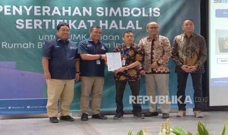 PT Surveyor Indonesia menyerahkan sertifikat halal kepada UKM Binaan Rumah BUMN Telkom di Graha Surveyor Indonesia, Jakarta, Selasa (14/11/2023).