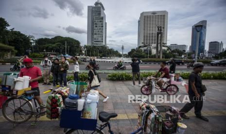 Sejumlah warga berjalan di jalur pedestrian kawasan Bundaran HI, Jakarta, Senin (28/2/2022). Pemerintah tengah menyusun strategi untuk mengubah status pandemi COVID-19 menjadi endemi dengan mempertimbangkan dan memperhatikan berbagai pendekatan dari sisi sains, kesehatan, sosial, budaya, dan ekonomi. 