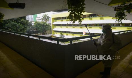 Petugas Palang Merah Indonesia Kota Jakarta Pusat menyemprotkan cairan disinfektan di SMP 216 Jakarta Pusat, Senin (16/3/2020). Pemprov DKI Jakarta menghentikan kegiatan belajar mengajar di sekolah selama 2 pekan guna mencegah penyebaran virus Covid-19 di lingkungan pendidikan. Foto : Thoudy Badai(Republika/Thoudy Badai)