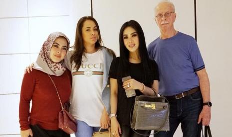 Syahrini: Youtuber Ini Sebut Laurens Bukan Ayah Angkat, Tapi... 