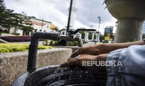 Warga mencuci tangan di tempat cuci tangan di area Alun-Alun Kota Bandung, Jalan Asia Afrika, Kota Bandung, Ahad (22/3). Pemerintah Kota Bandung memasang tempat cuci tangan di sejumlah tempat keramaian di Kota Bandung guna memudahkan masyarakat untuk mencuci tangan sebagai upaya meminimalisir penyebaran virus Corona (Covid-19). Foto: Abdan Syakura(ABDAN SYAKURA/REPUBLIKA)