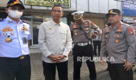 Penjabat (Pj) Gubernur DKI Jakarta Heru Budi Hartono bersama Kapolda Metro Jaya Irjen Pol. Karyoto meninjau uji coba rekayasa lalu lintas (lalin) di kawasan pertigaan lampu merah Santa, Jakarta Selatan pada Jumat (14/4/2023).