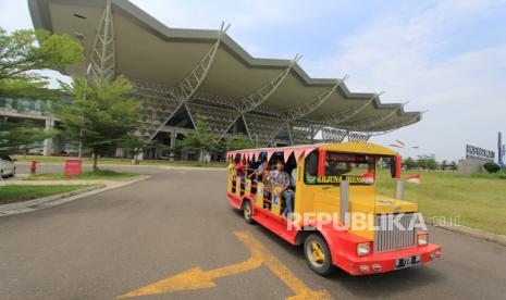 Kereta wisata melintas di sekitar Bandara Kertajati  Majalengka, Jawa Barat, Minggu (8/11/2020). Badan Pusat Statistik (BPS) Jabar mencatat jumlah penumpang di bandara Kertajati pada periode Januari-September 2020 sebanyak 42.400 penumpang atau turun 82 persen dibandingkan periode yang sama tahun 2019 sebesar 243.756 penumpang. 