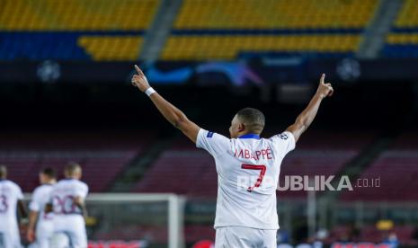 Kylian Mbappe dari PSG merayakan setelah mencetak gol selama babak 16 besar Liga Champions, pertandingan sepak bola leg pertama antara FC Barcelona dan Paris Saint-Germain di stadion Camp Nou di Barcelona, ??Spanyol, Selasa, 16 Februari 2021. 