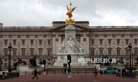 epa11130843 Buckingham Palace in London, Britain, 06 February 2024. Buckingham Palace on 05 February announced Britains King Charles III is being treated for cancer. King Charles III has been in hospital recently for an enlarged prostate.  