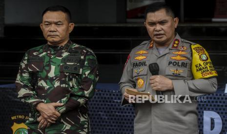 Kapolda Metro Jaya Irjen M Fadil Imran (kanan) bersama Pangdam Jaya Mayjen Dudung Abdurachman.