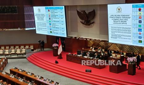 DPR menetapkan revisi Undang-Undang Kementerian Negara, UU TNI, dan UU Polri menjad RUU usul inisiatif DPR dalam rapat paripurna ke-18 Masa Persidangan V tahun Sidang 2023-2024, di Ruang Rapat Paripurna, Kompleks Parlemen, Jakarta, Selasa (28/5/2024). 