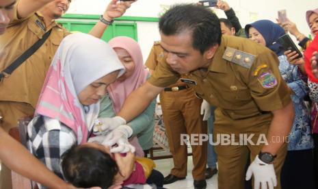 Wakil Bupati (Wabup) Ciamis Yana D Putra meneteskan vaksin polio kepada seorang anak di Posyandu Aster RW 03 Kota Kulon Kelurahan Ciamis, Kecamatan Ciamis, Kabupaten Ciamis, Jawa Barat, Senin (3/4/2023). 