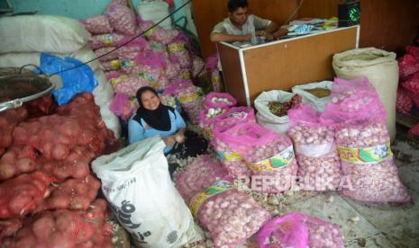 Pedagang mensortir bawang putih impor asal China  di pasar tradisional. Kementerian Perdagangan membebaskan untuk sementara izin impor bawang putih dan bawang bombay hingga 31 Mei 2020 untuk menjaga harga dan ketersediaan pangan untuk menghadapi dampak virus COVID-19 dan kebutuhan menjelang bulan Ramadhan dan Idul Fitri, (ilustrasi).