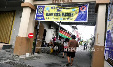 Warga menyemprot disinfektan di Demangan, Yogyakarta, Ahad (6/12). Penyemprotan ini imbas kerumunan pengunjung acara Indonesia Scooter Festival 2020 di Lippo Plaza pada Sabtu (5/12). Dan Satgas Covid-19 DIY juga terpaksa menghentikan acara tersebut karena banyaknya pengunjung.